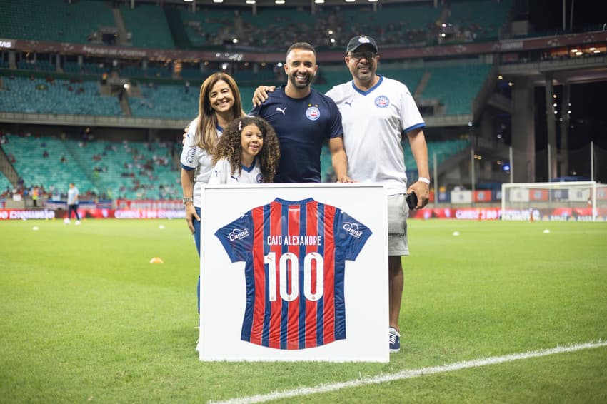 Caio Alexandre é homenageado pelos 100 jogos no Bahia (Foto: Rafael Rodrigues / EC Bahia)