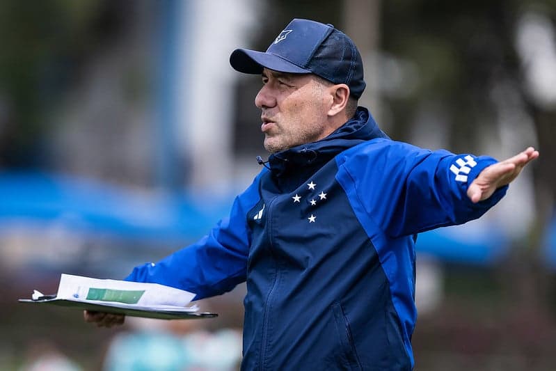 Técnico Leonardo Jardim, do Cruzeiro, em treino na Toca da Raposa (Foto: Gustavo Aleixo/Cruzeiro)