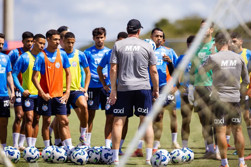Rogério Ceni passa instruções para os jogadores do Bahia (Foto: Letícia Martins / EC Bahia)
