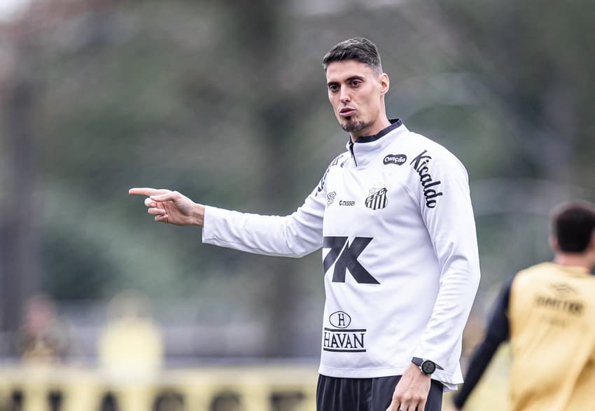 Matheus Bachi comandou atividade no Santos (Foto: Raul Baretta/ Santos)