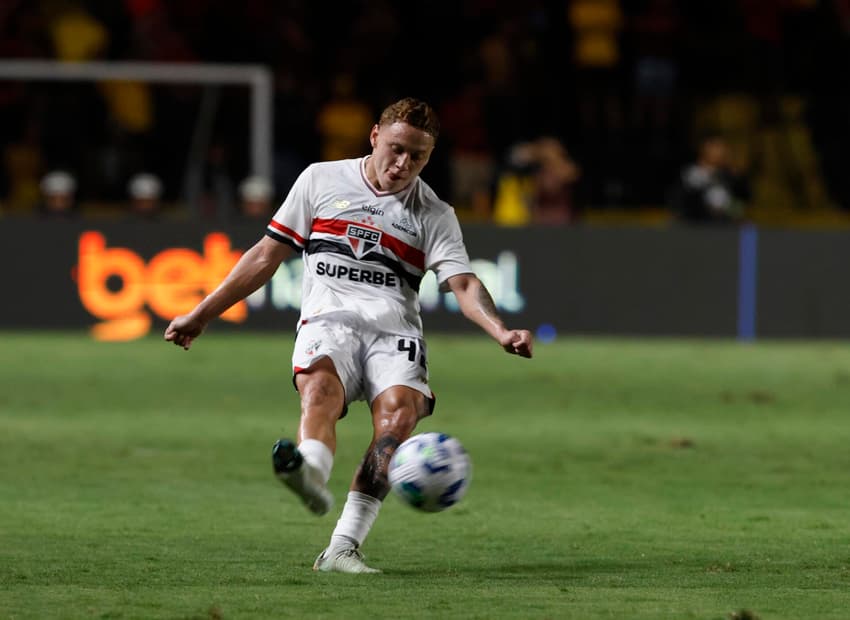 Maik lateral São Paulo