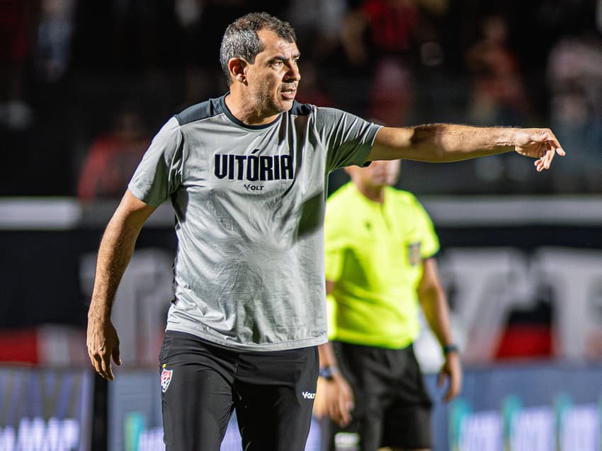Carille comanda o Vitória contra o Juventude (Foto: Victor Ferreira / EC Vitória)