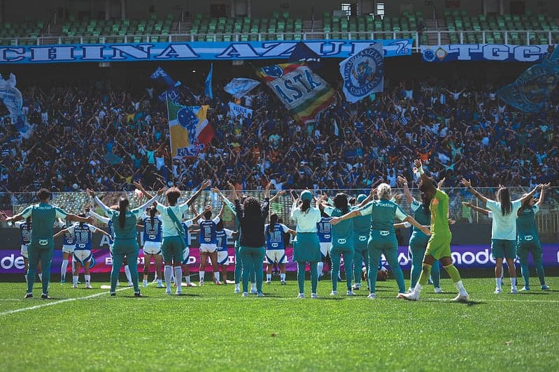 Jogadoras do Cruzeiro comemoram com torcida vaga na semifinal do Brasileiro Feminino (Foto: Gustavo Martins/Cruzeiro)