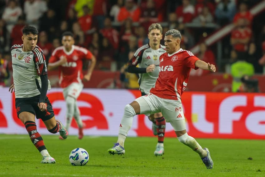 Aguirre, lateral-direito do Internacional