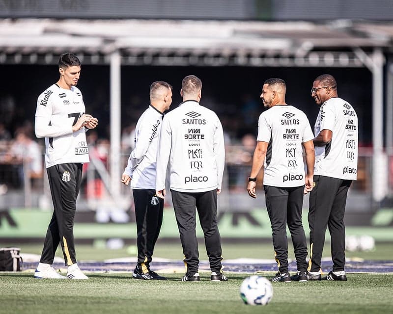 Comissão técnica do Santos reunida antes do duelo contra o Vasco. (Foto: Raul Baretta/ Santos FC)