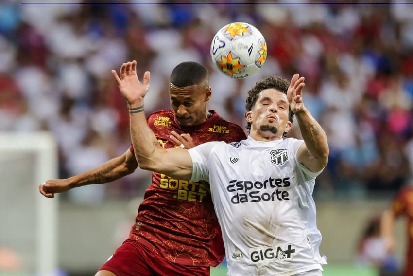 Ademir disputa pelo alto com Rafael Ramos (Foto: Letícia Martins / EC Bahia)
