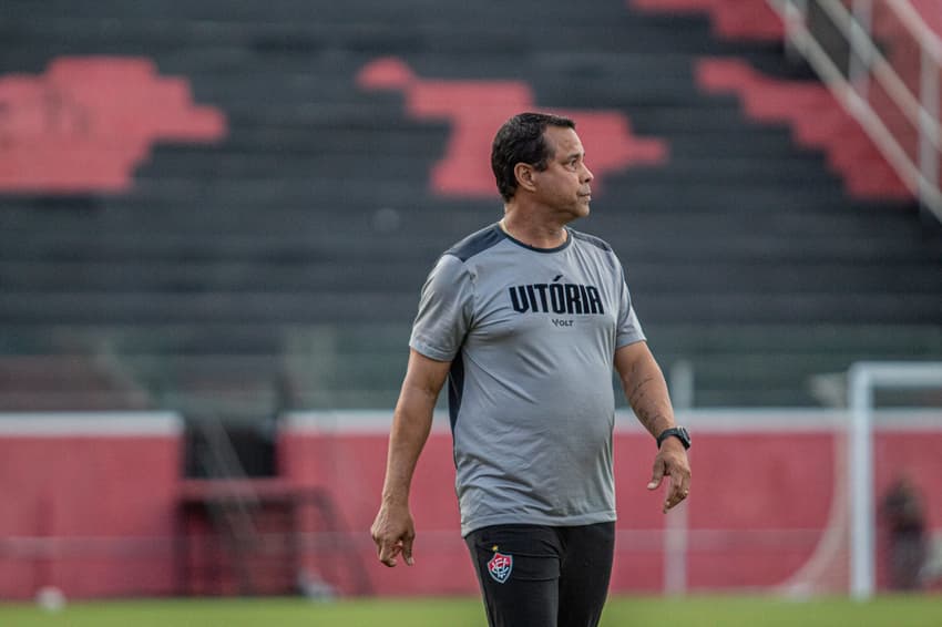 Rodrigo Chagas comanda o Vitória interinamente (Foto: Victor Ferreira / EC Vitória)