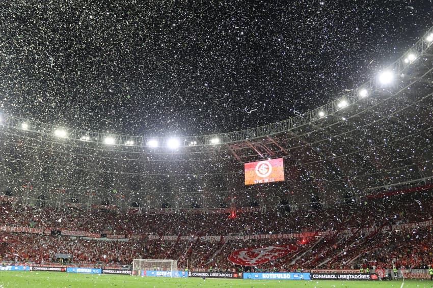 Papel picado no estádio Beira-Rio, do Internacional