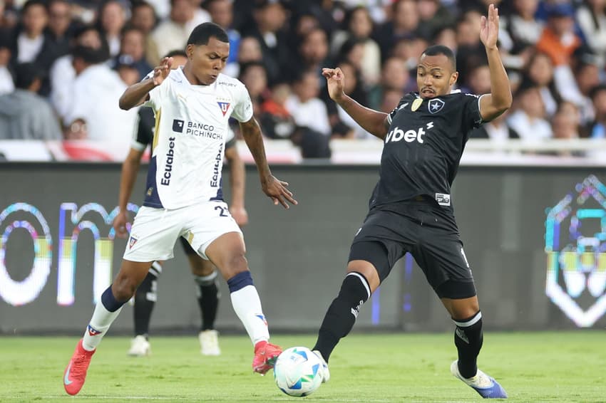 Marlon Freitas em ação no LDU x Botafogo (Foto: Vítor Silva/Botafogo)