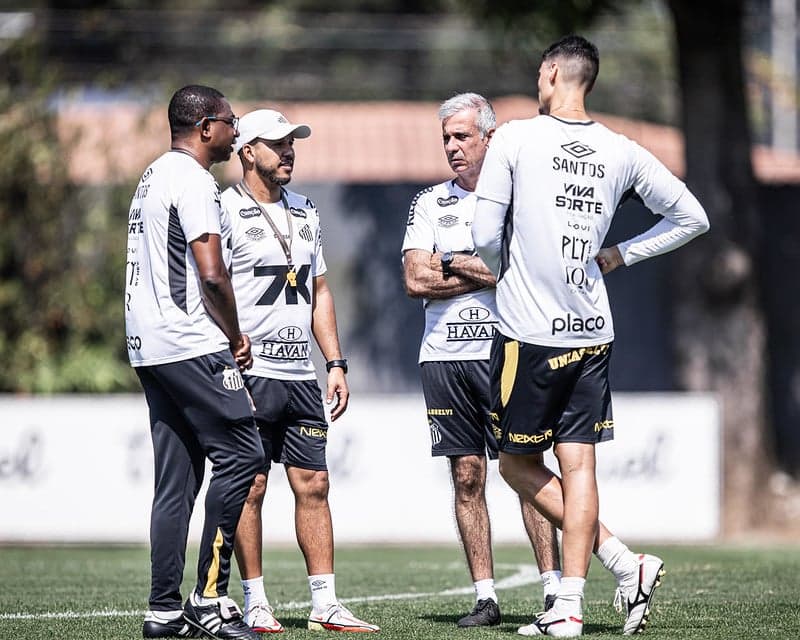Comissão técnica do Santos reunida no CT Rei Pelé. (Foto: Raul Baretta/ Santos FC)