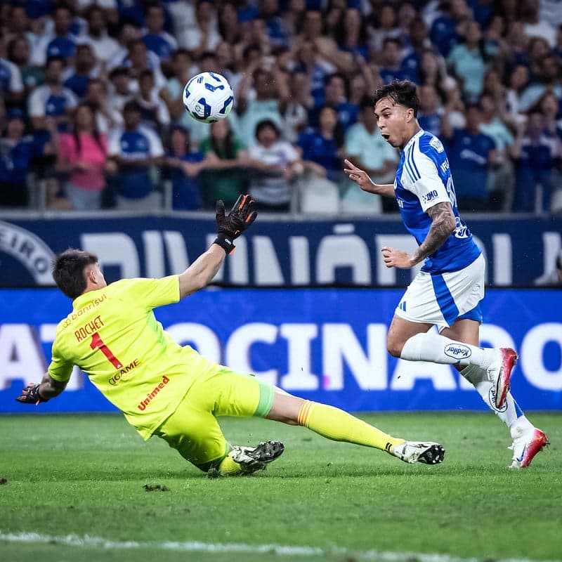 Atacante Kaio Jorge marca segundo gol do Cruzeiro contra o Internacional (Foto: Gustavo Aleixo/Cruzeiro)