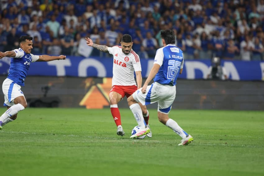 Bruno Tabata marca gol do Internacional