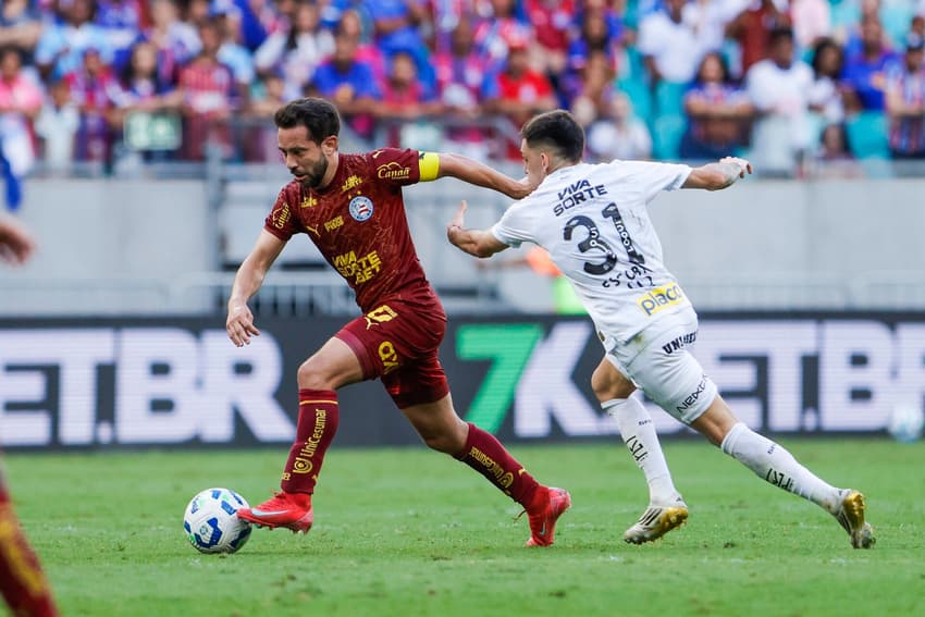 Everton Ribeiro em ação contra o Santos (Foto: Rafael Rodrigues / EC Bahia)