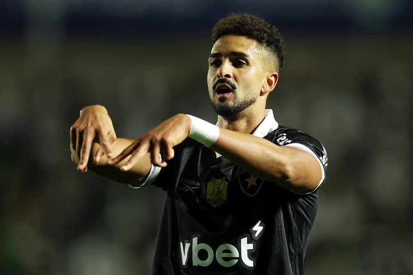 Chris Ramos, do Botafogo, comemorando em homenagem a torcedor do Cádiz (Foto: Vítor Silva/Botafogo)