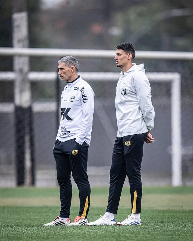 Vojvoda comanda o primeiro treino no CT Rei Pelé ao lado do auxiliar fixo do clube Matheus Bachi. (Foto: Raul Baretta/ Santos FC)