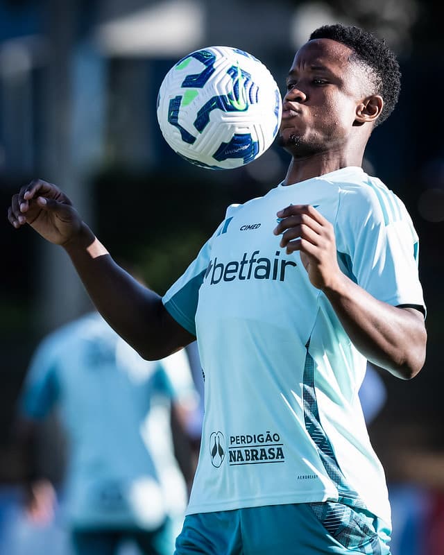 Atacante Sinisterra, do Cruzeiro (Foto: Gustavo Aleixo/Cruzeiro)