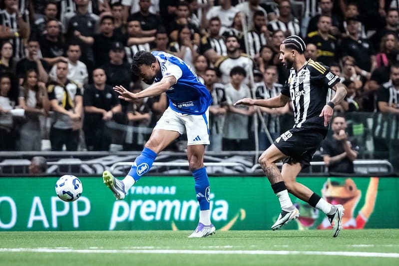 Zagueiro Fabrício Bruno marca primeiro gol do Cruzeiro contra o Atlético-MG (Foto: Gustavo Aleixo/Cruzeiro)