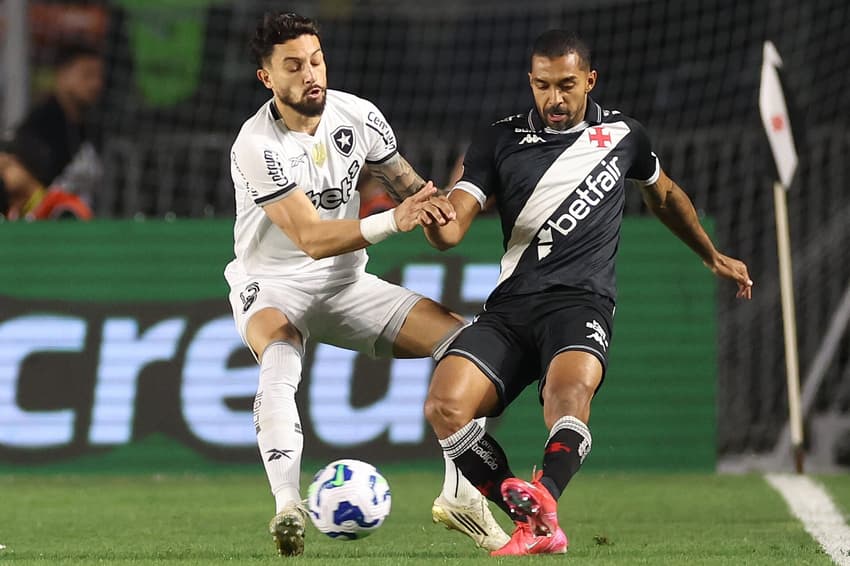 Paulo Henrique com a marcação de Alex Telles em Vasco e Botafogo (Foto: Vítor Silva/Botafogo)