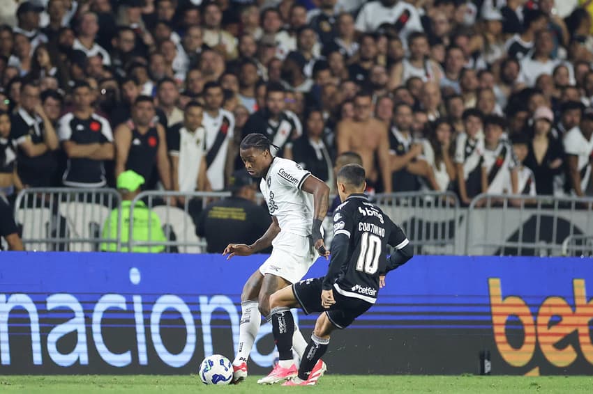 Kaio Pantaleão e Coutinho no duelo entre Vasco e Botafogo (Foto: Vítor Silva/Botafogo)