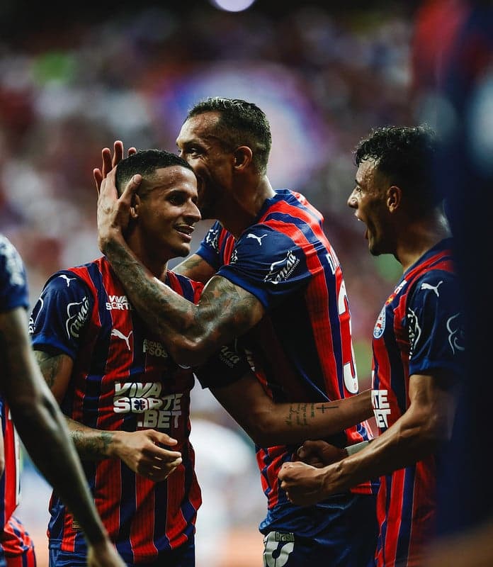 Juba comemora gol decisivo com os outro atletas do Bahia (Foto: Letícia Martins / EC Bahia)