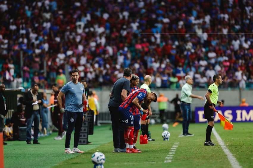 Rogério Ceni orienta Pulga e Lucho em jogo contra o Fluminense (Foto: Letícia Martins / EC Bahia)
