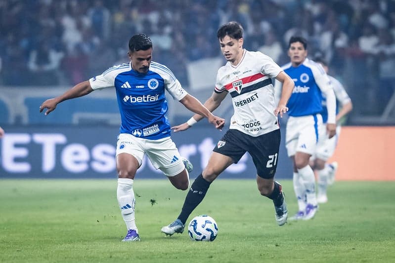 Bobadilla, do São Paulo, e Kaiki, do Cruzeiro (Foto: Gustavo Aleixo/Cruzeiro)