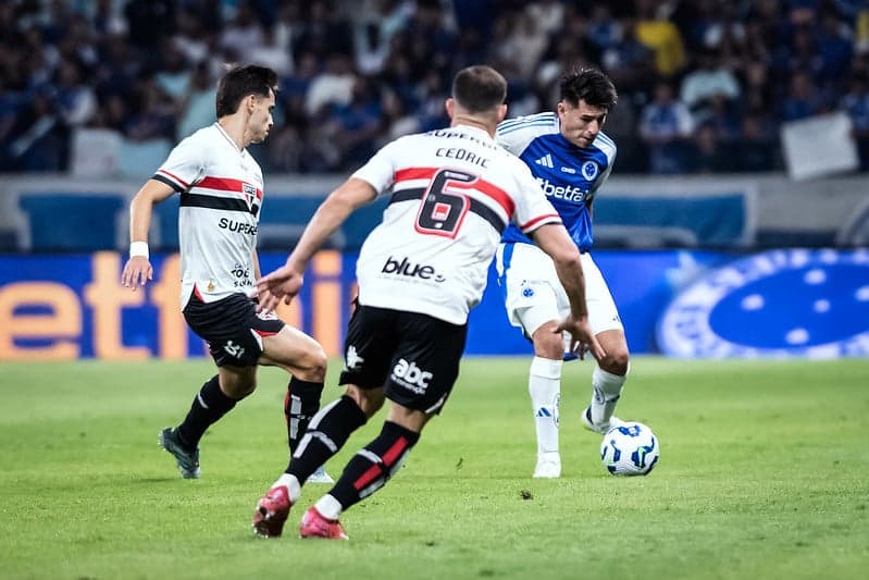 Villalba , do Cruzeiro, cercado por Cédric e Bobadilla, do São Paulo (Foto: Gustavo Aleixo/Cruzeiro)