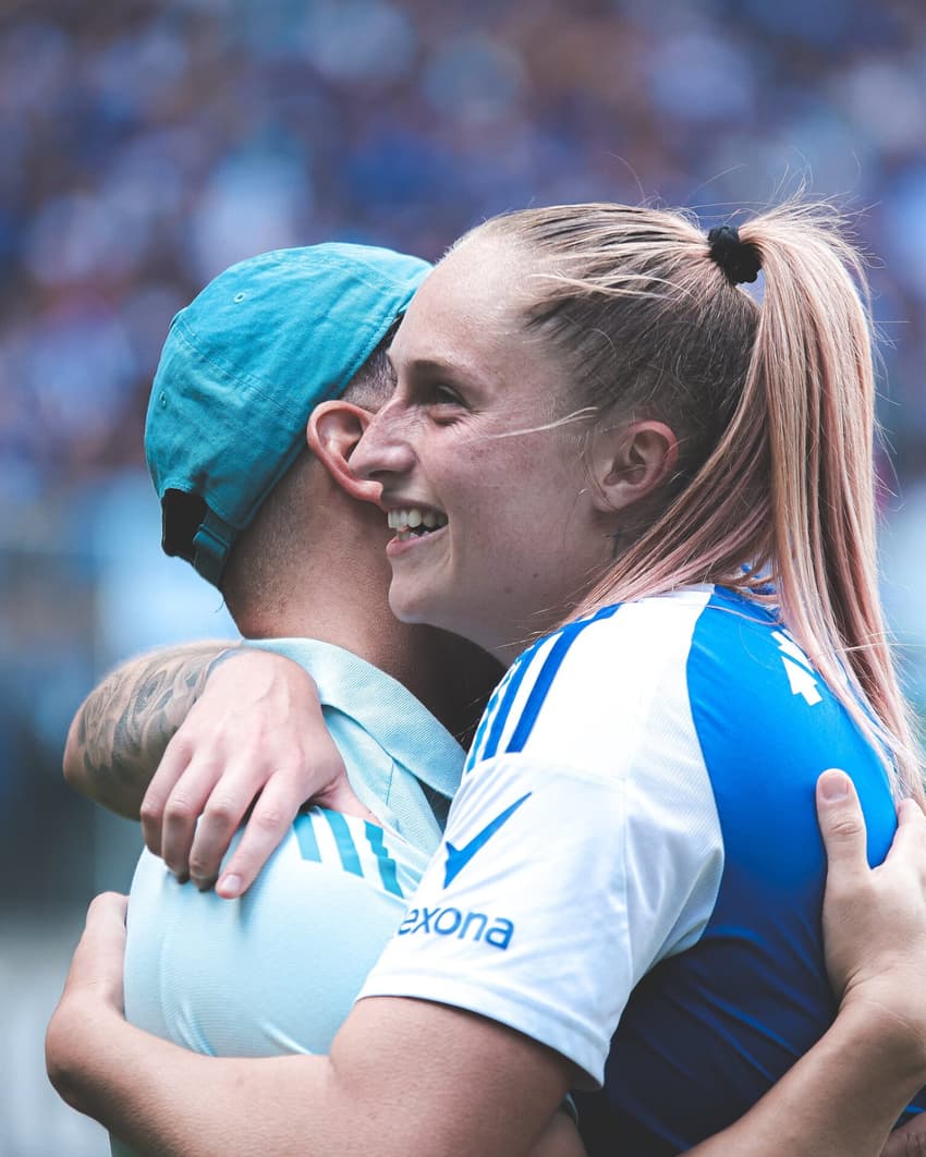 Isa Haas abraça técnico Jonas Urias em comemoração da classificação do Cruzeiro à final do Brasileirão Feminino. (Foto: Gustavo Martins/ Cruzeiro)