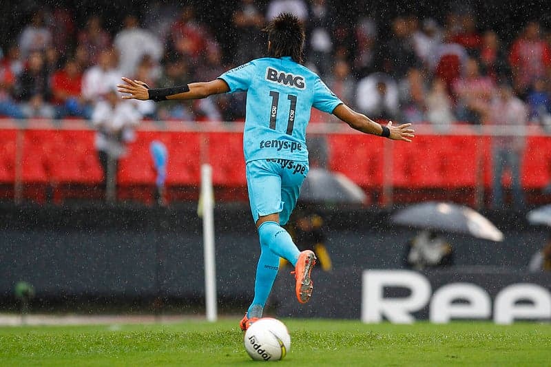 Camisa azul turquesa foi relançada pelo Santos em parceria com a Umbro nesta temporada em homenagem ao retorno de Neymar. (Foto: Ricardo Saibun/ Santos FC)