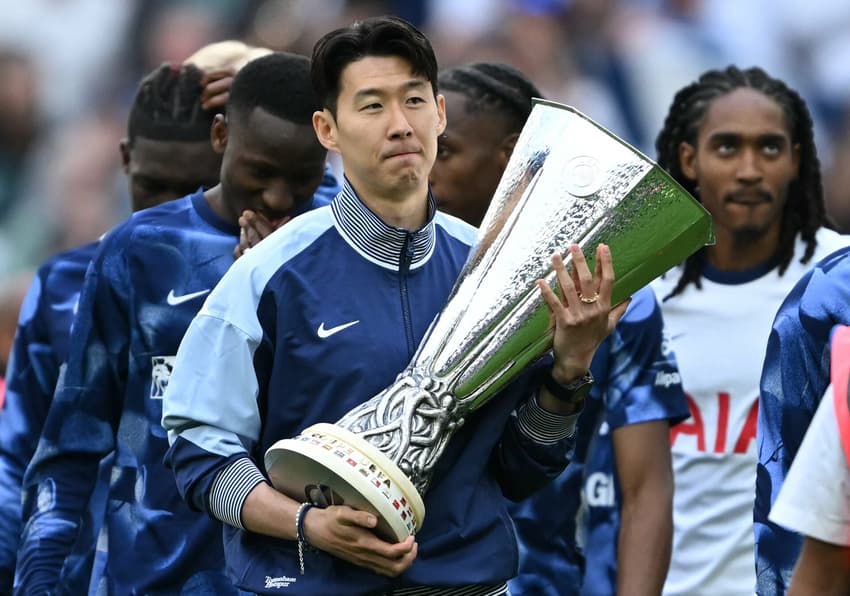 Son segura o troféu da Europa League, conquistado na temporada passada (Foto: JUSTIN TALLIS / AFP)
