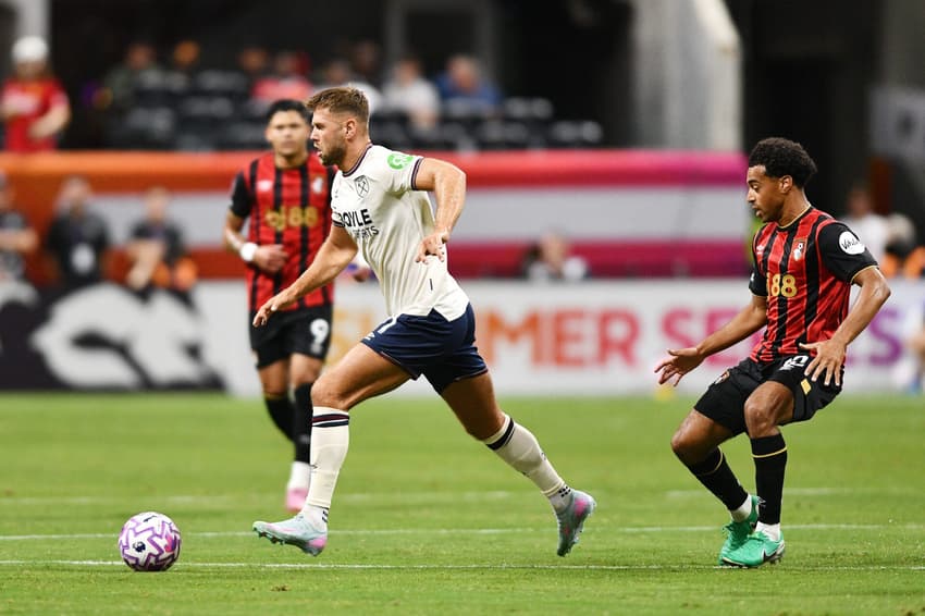 Jogadores do West Ham e Bournemouth em ação durante o amistoso de pré-temporada (Foto: AJ Reynolds/AFP)