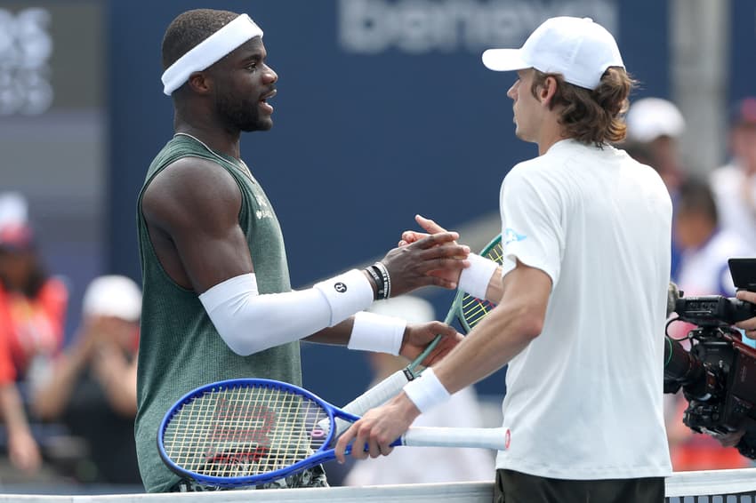 O americano Frances Tiafoe parabeniza o australiano Alex De Minaur em Toronto (Matthew Stockman/AFP)