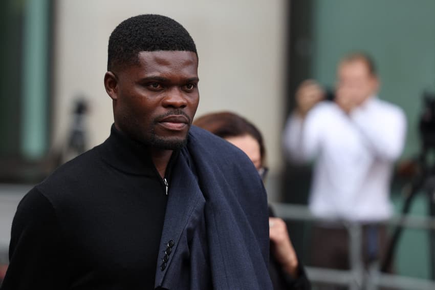 Thomas Partey, jogador com acusações de estupro, ganhou liberdade após pagamento de fiança e está próximo de acerto com o Villareal (Foto: Adrian Dennis / AFP)