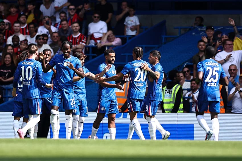 Jogadores do Chelsea comemoram gol contra o Milan em amistoso (Foto: HENRY NICHOLLS / AFP)