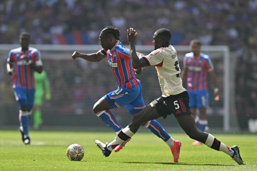 Eze e Konate disputam bola em Liverpool x Crystal Palace (Foto: Glyn KIRK / AFP)