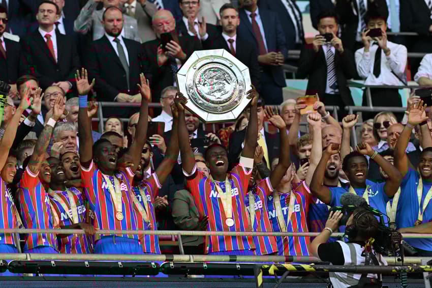 Jogadores do Crystal Palace erguem o troféu da Supercopa da Inglaterra (Foto: Glyn KIRK / AFP)