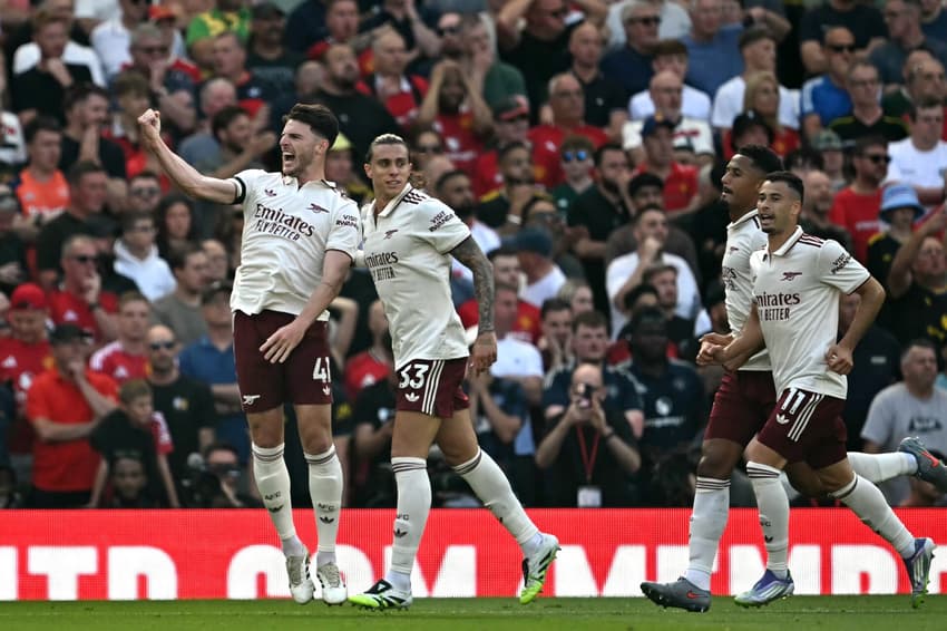 Jogadores do Arsenal comemoram gol contra o Manchester United (Foto: Paul ELLIS / AFP)