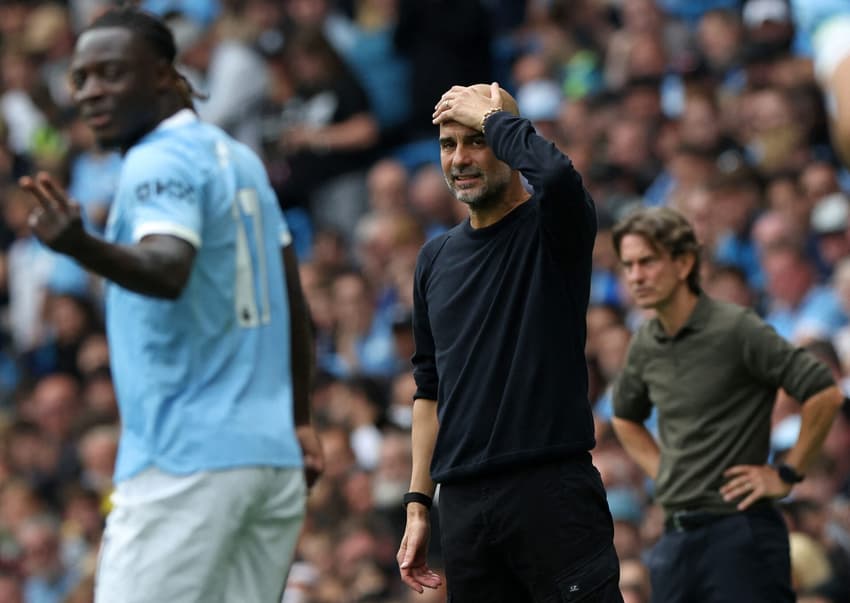 Guardiola leva as mãos à cabeça durante derrota do City para o Tottenham (Foto: Darren Staples / AFP)