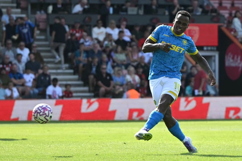 Jhon Arias em ação pelo Wolverhamptom na Premier League (Foto: JUSTIN TALLIS/AFP)
