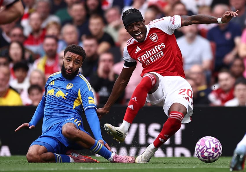 Jayden Bogle e Madueke disputam a bola em Arsenal x Leeds (Foto: HENRY NICHOLLS / AFP)