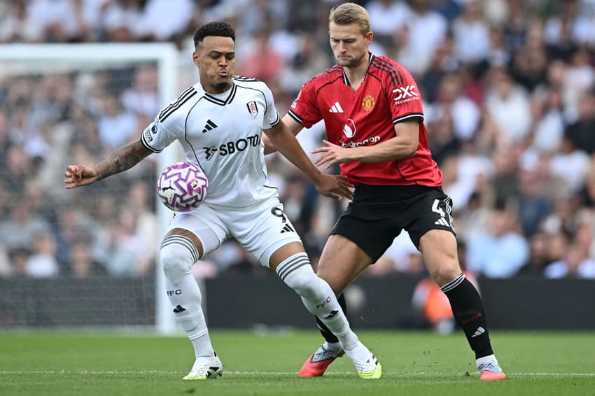 Rodrigo Muniz disputa bola em Fulham x United (Foto: JUSTIN TALLIS / AFP)
