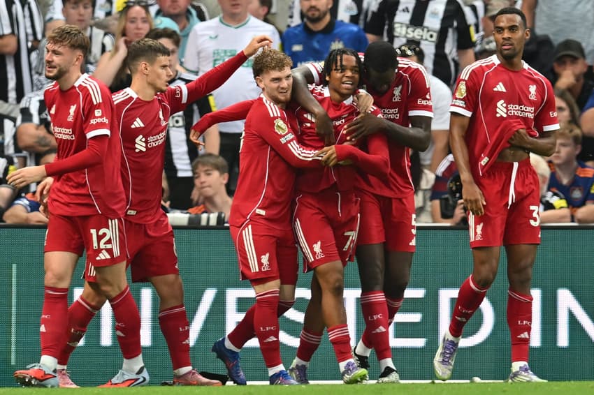 Rio Ngumoha comemora gol do Liverpool pela Premier League (Foto: ANDY BUCHANAN / AFP) 
