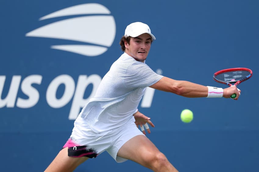 João Fonseca saca na derrota para o tcheco Tomas Machac no US Open (FOto: ELSA / GETTY IMAGES NORTH AMERICA / Getty Images via AFP)