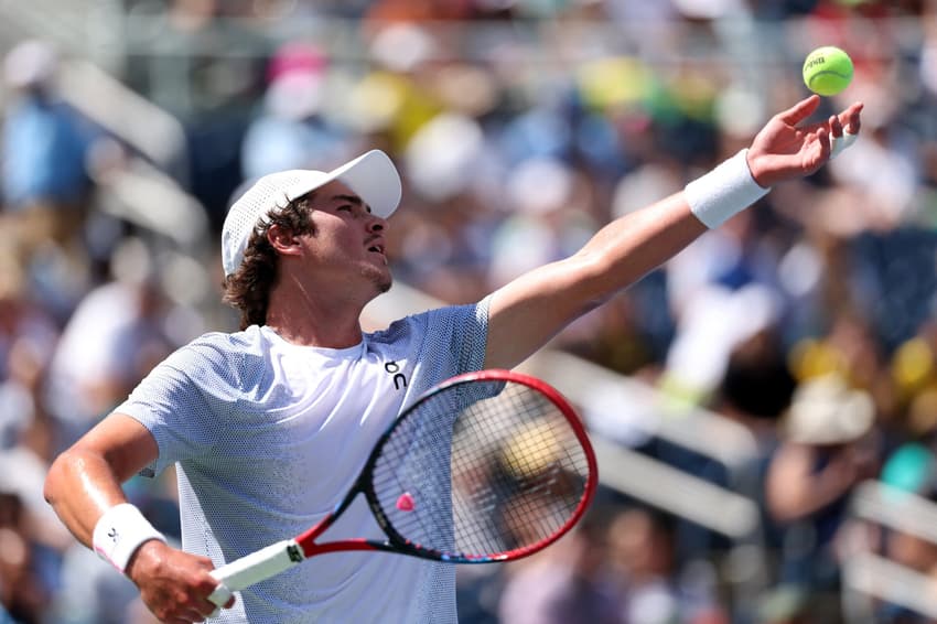 João Fonseca saca na derrota para o tcheco Tomas Machac no US Open (FOto: ELSA / GETTY IMAGES NORTH AMERICA / Getty Images via AFP)