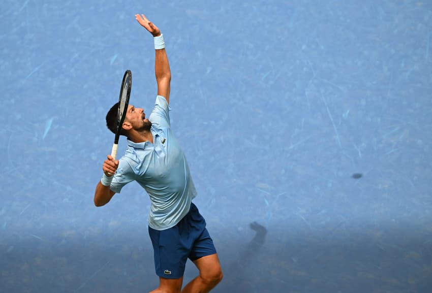 O sérvio Novak Djokovic saca na vitória sobre o americano Zachary Svajda no US Open (Foto: ANGELA WEISS / AFP)