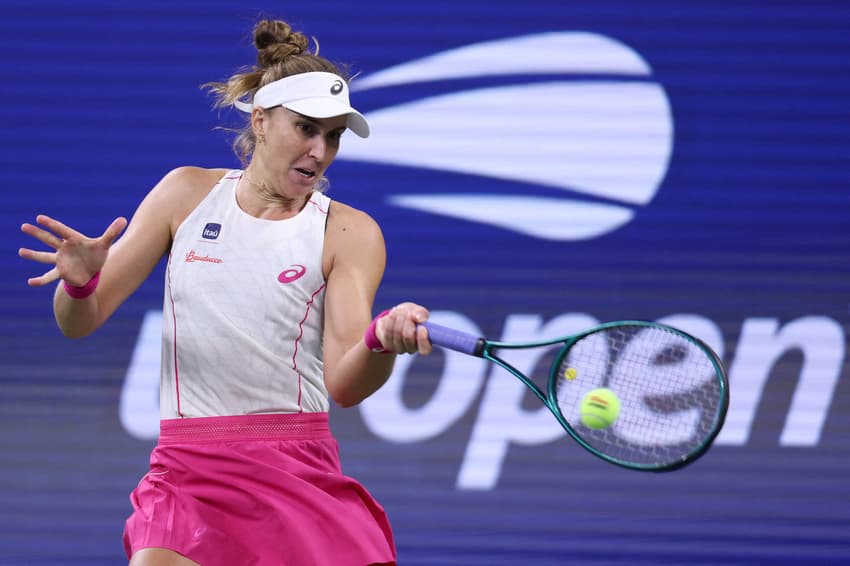 Bia Haddad devolve a bola na vitória sobre a grega Maria Sakkari no US Open (Foto: Mike Stobe / GETTY IMAGES NORTH AMERICA / Getty Images via AFP)