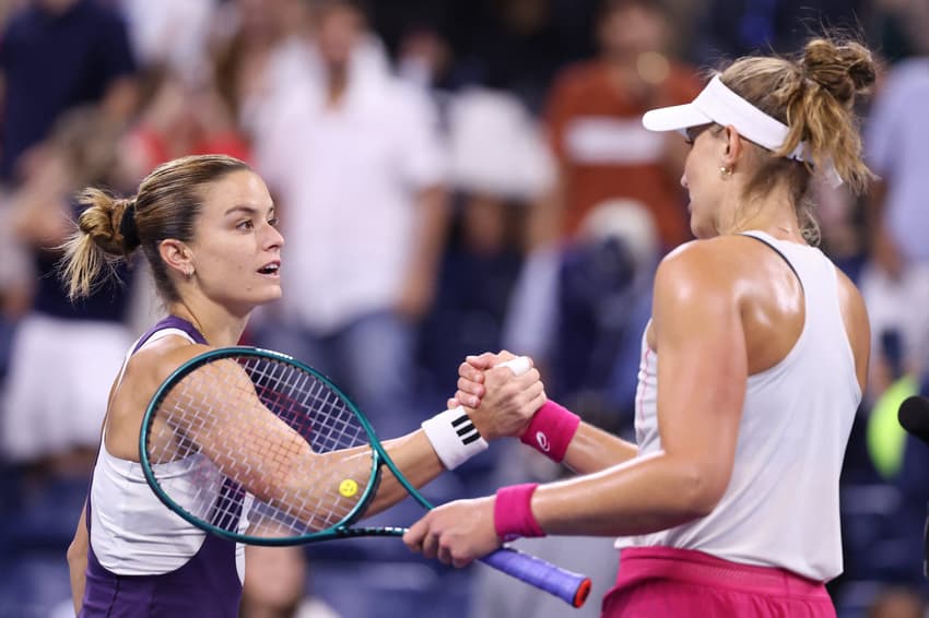 Bia Haddad é cumprimentada pela grega Maria Sakkari (Photo by Mike Stobe / GETTY IMAGES NORTH AMERICA / Getty Images via AFP)