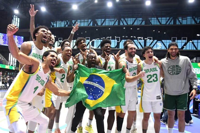 Jogadores do Brasil celebram a vitória sobre os EUA na Americup (Photo by AFP)