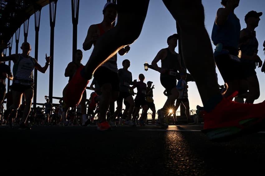 Competidores da Maratona de Sydney passam pela Harbour Bridge (Foto: Saeed KHAN / AFP)