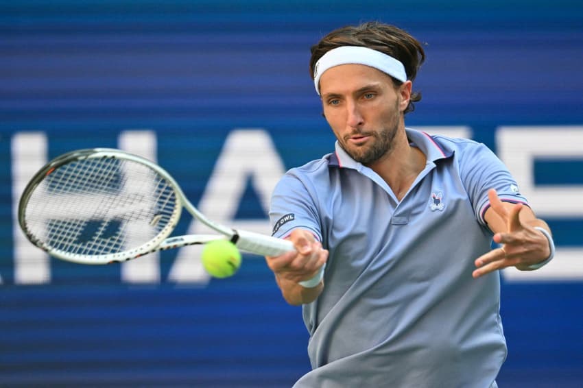 O francês Arthur Rinderknech devolve a bola na derrota para o espanhol Carlos Alcaraz no US Open (Photo by ANGELA WEISS / AFP)